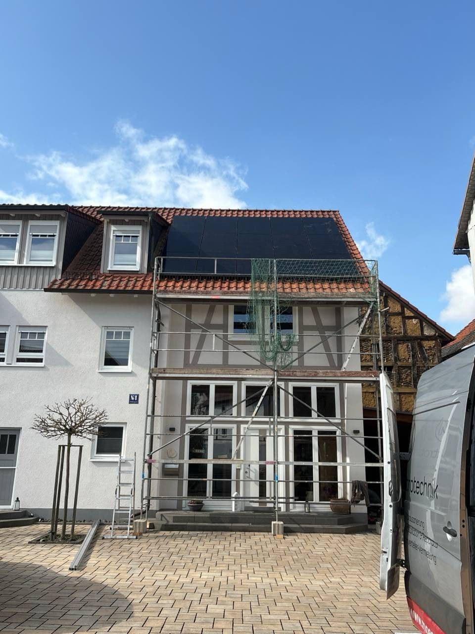 Fertige Photovoltaikanlage auf Einfamilienhaus mit Dämmung