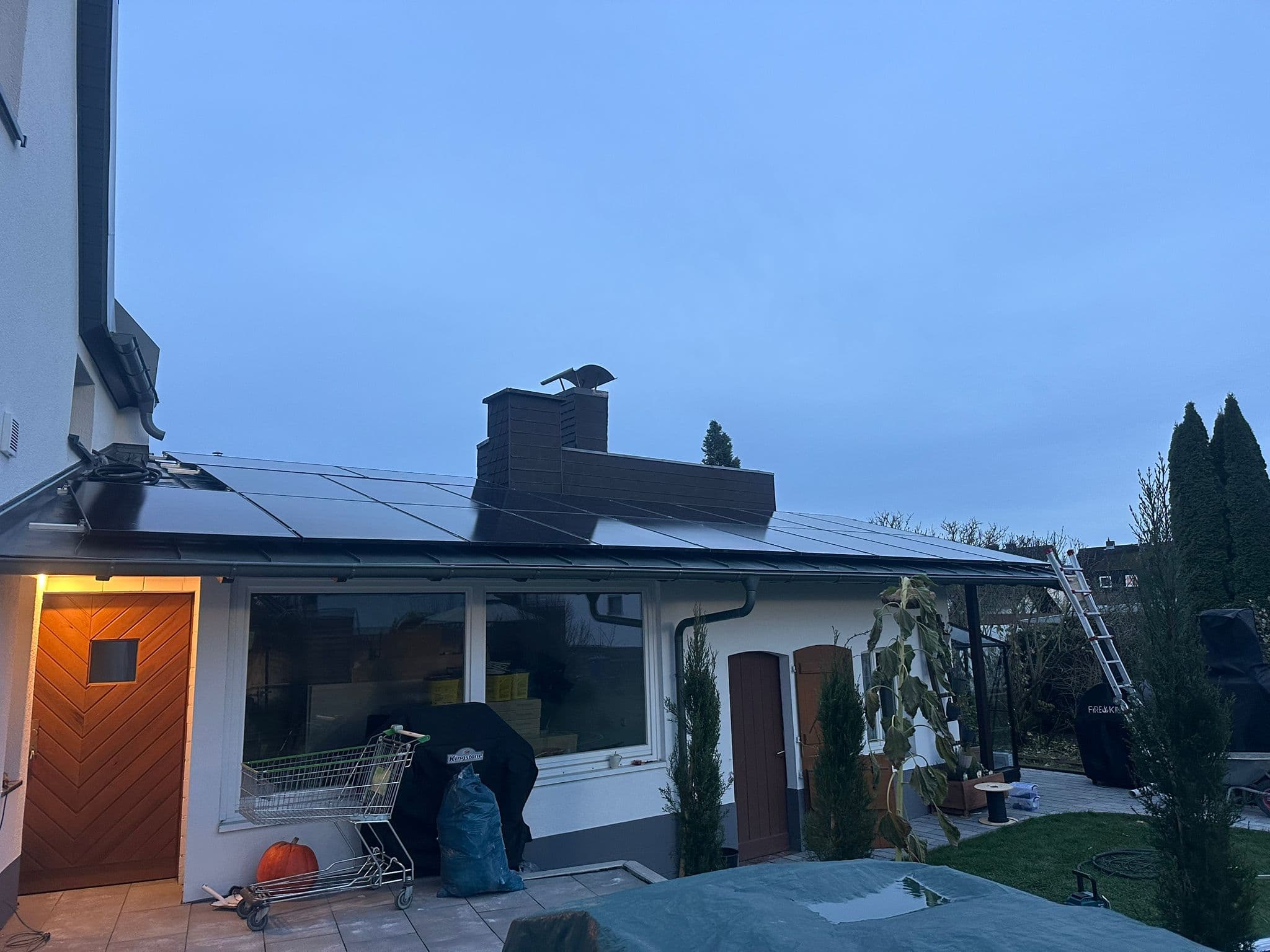Professionelle Montage einer Solaranlage auf einem Einfamilienhaus
