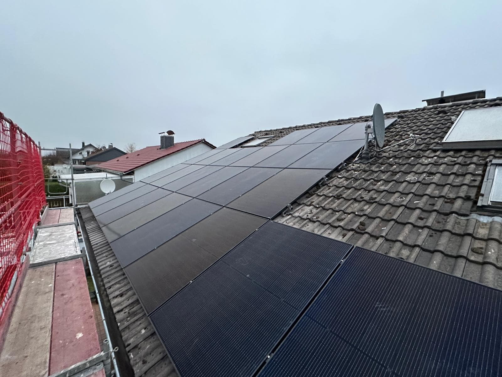 Haus mit Solaranlage und Stromspeicher